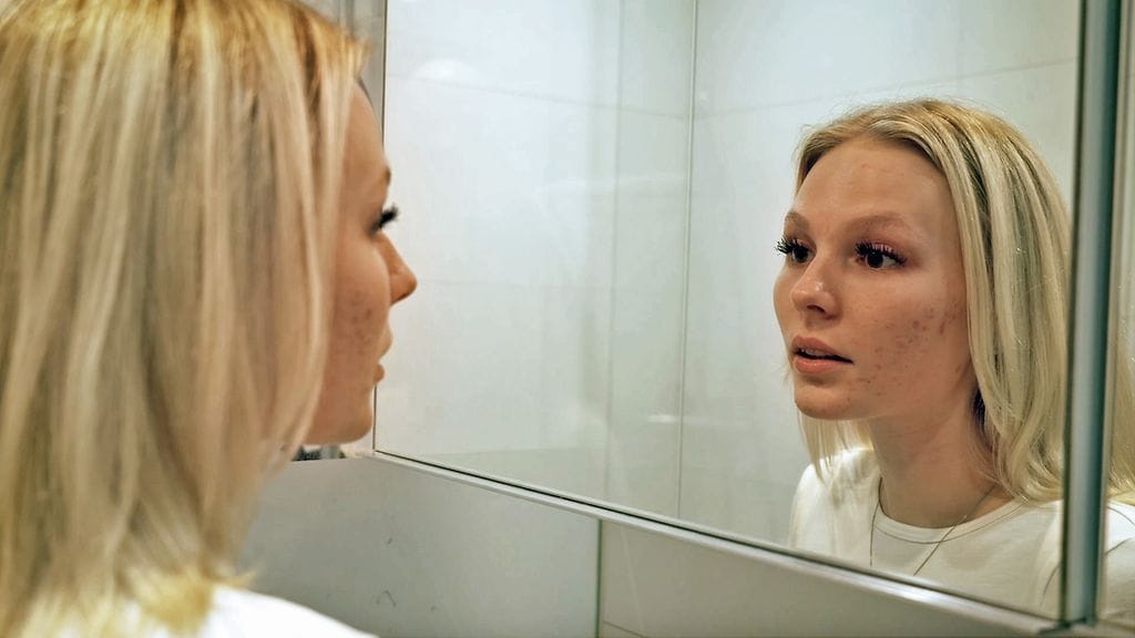 Jemnia Wistrand katsoo peil