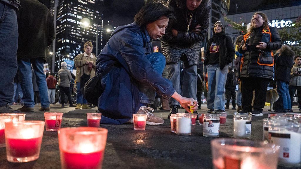 Arkistokuva. Israelilaisten panttivankien omaiset ja mielenosoittajat kokoontuvat Begin Roadille puolustusministeriön rakennuksen eteen vaatien vaihtosopimuksen jatkamista Tel Avivissa, Israelissa 20. helmikuuta.