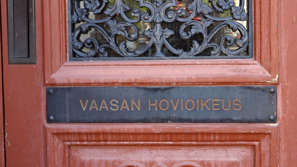 Poliisi löysi naisen hallusta ladatun pistoolin, veitsen, polttopullon, useita lippaita ja yhteensä noin 190 patruunaa. Kuvituskuva.