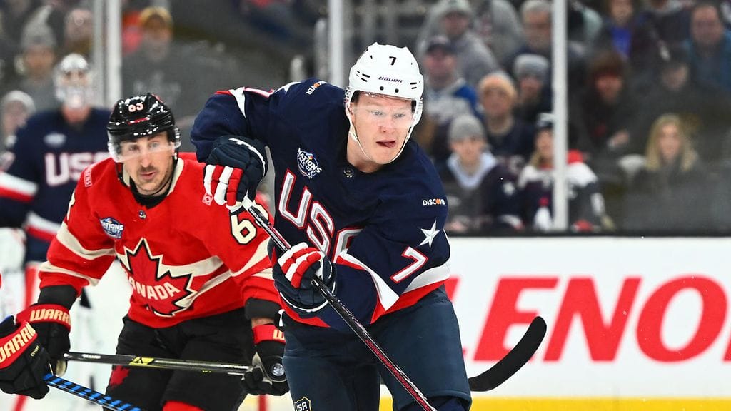 Brad Marchand (vas.) sai viimeisen sanan. Etualalla Brady Tkachuk.