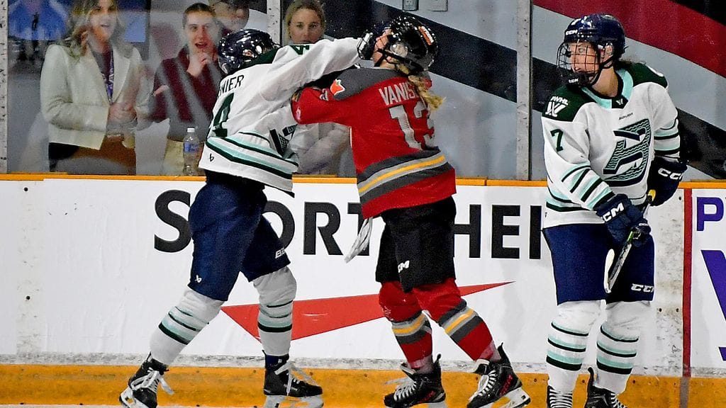 Boston Fleetin Jill Saulnier (vas.) ja Ottawa Chargen Tereza Vanisova nyrkkeilivät.