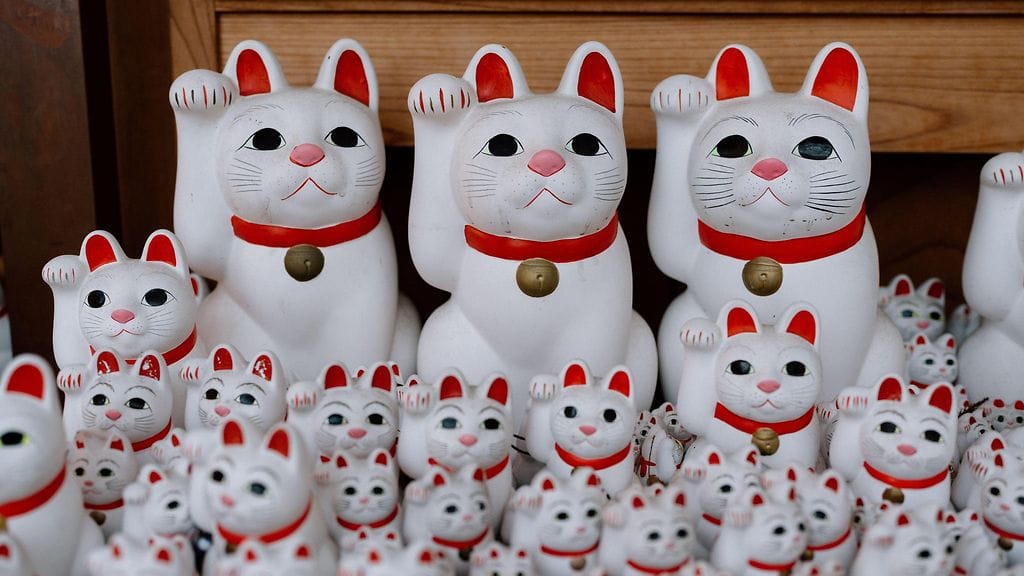 AOP Nämä Maneki neko -kissapatsaat kuvattiin Japanissa.