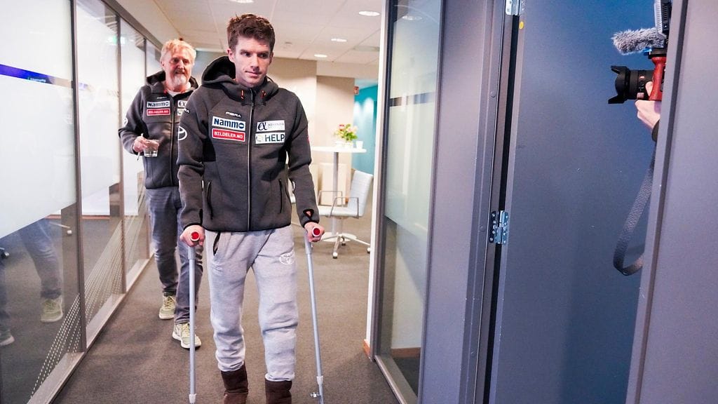 Halvor Egner Granerud kävel mediatilaisuuteen Oslossa kainalosauvoissa.