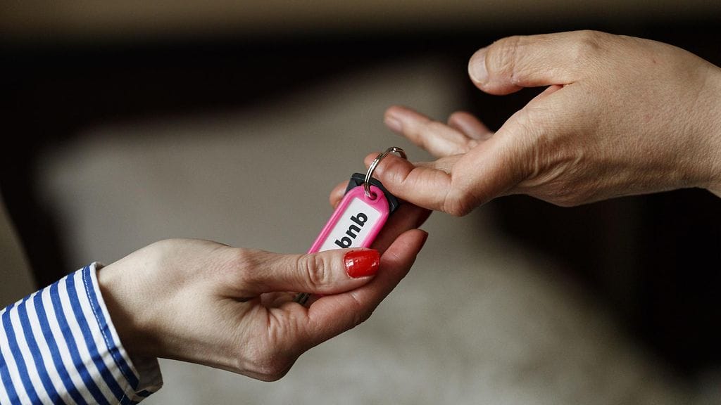 STT:n tietojen mukaan ympäristöministeriössä valmistellaan lainsäädäntöä, jolla vuokravuorokausia voitaisiin rajoittaa/