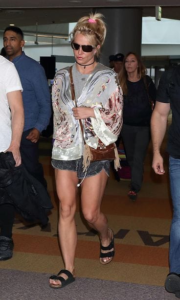 AOP Britney Spears saapui Naritan kansainväliselle lentokentälle Tokioon Japaniin 31. toukokuuta 2017 jalassaan Birkenstock-sandaalit.