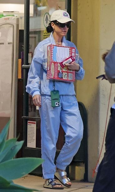 AOP Laulaja Katy Perry kuvattiin tammikuussa 2025 Santa Barbarassa Yhdysvalloissa Birkenstock-sandaalit jalassa.
