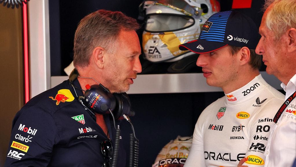 Red Bullin tallipäällikkö Christian Horner (vasemmalla) kommentoi Max Verstappeniin (lippispää oikealla) liittyvää villiä huhua.