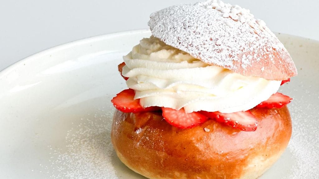 Suolakaramellitäytteiseen laskiaispullaan sopivat myös mansikat.