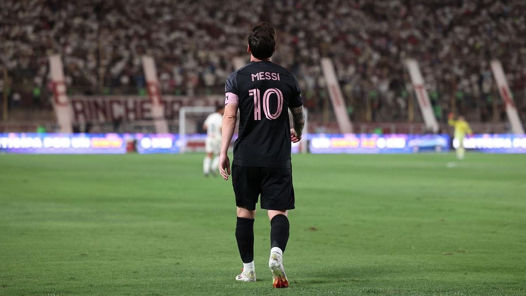 Lionel Messin nimikirjoituksen pyytäminen poiki erotuomarille rangaistuksen.