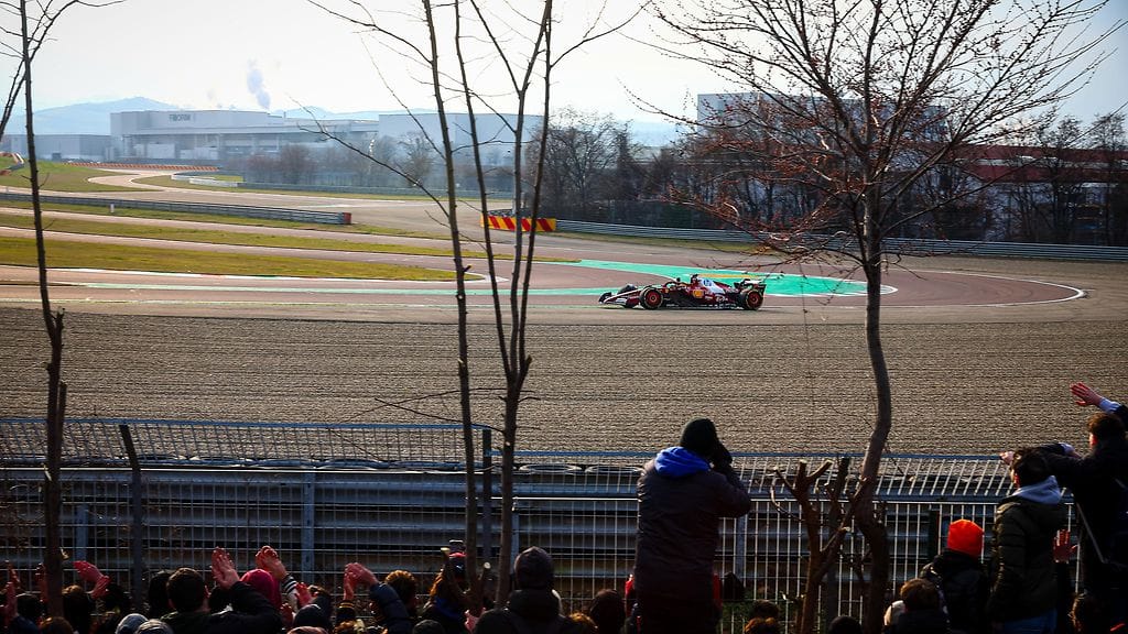 Lewis Hamilton ja Charles Leclerc ulkoiluttivat keskiviikkona Ferrarin uutta SF-25-autoa, ja Fioranon radan reunoilla oli valtava määrä italialaistallin faneja. Ylilyönneiltä ei väenpaljoudessa vältytty.