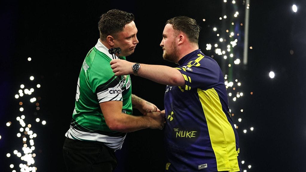 Luke Littler (kuvassa oikealla) hävisi torstaina Gerwyn Pricelle (vasemmalla) dartsin Premier-liigassa.