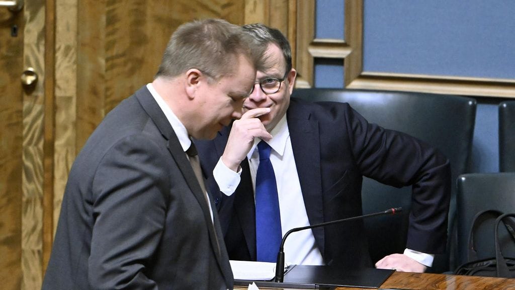 Keskustan puheenjohtaja Antti Kaikkonen ja pääministeri Petteri Orpo (kok.) eduskunnnan täysistunnossa 18. helmikuuta.