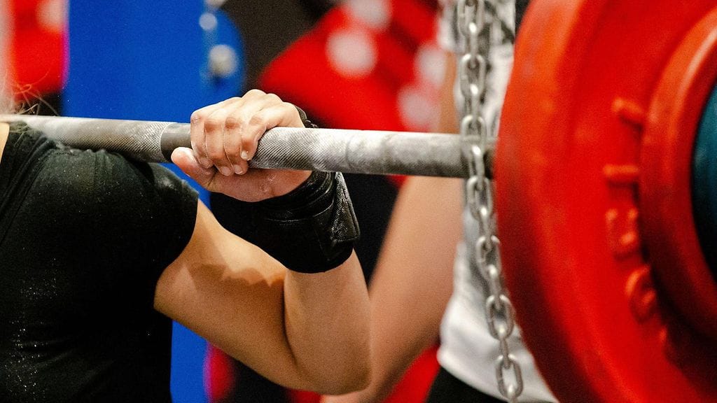 Voimanostaja kaatui lähdettyään tekemään jalkakyykkyä. Kuvituskuva.