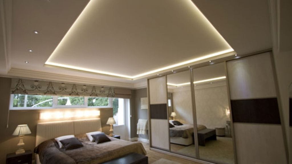 Kuvassa katossa näkyvä epäsuora led-valaistus on muodikasta.