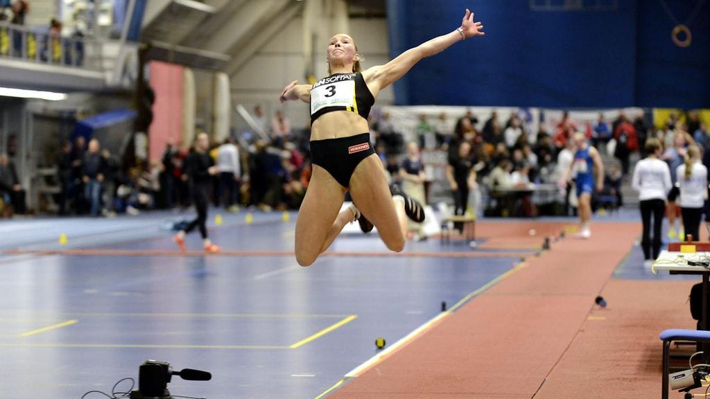 Jessica Kähärä ponkaisi pitkälle.