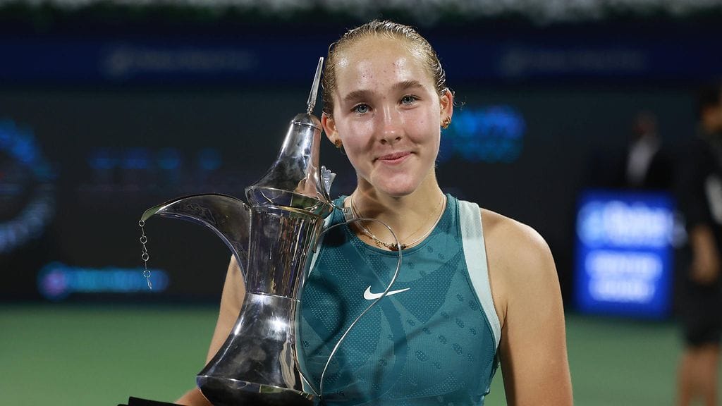 Mirra Andrejeva juhli Dubain WTA-turnauksen voittoa.
