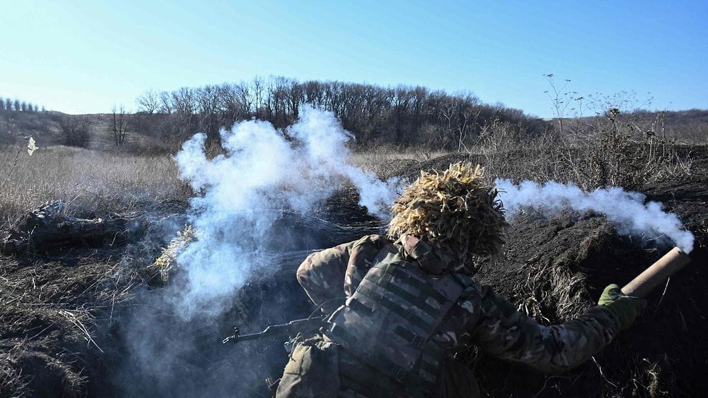 Ukrainan sotilas taisteluharjoituksissa Donetskin alueella 13. helmikuuta. Euroopan suunnitelmassa eurooppalaisjoukkoja ei sijoitettaisi etulinjaan.