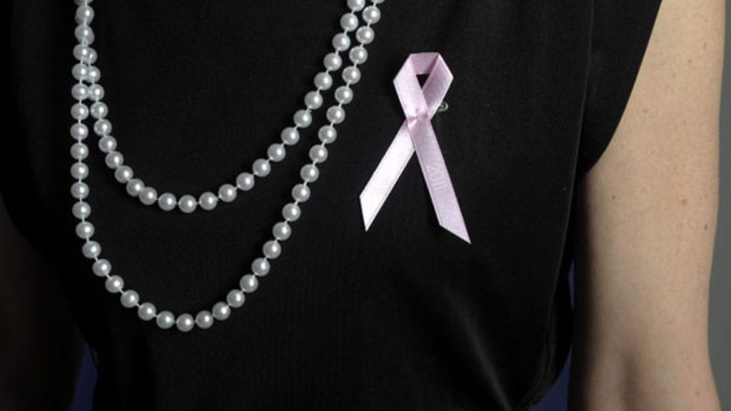 Roosa nauha -kampanja tukee suomalaista rintasyöpätutkimusta.