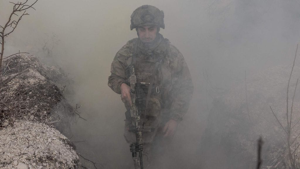 Ukrainan asevoimien sotilas taisteluharjoituksissa Donetskin alueella 3. helmikuuta. Kuvituskuva.