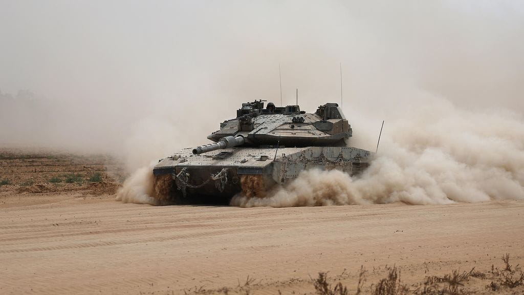 Israelin asevoimien panssariajoneuvo kuvattuna Gazan rajalla vuosi sitten. Kuvituskuva.