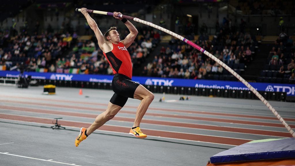 Simon Ehammer selviytyi ilman fyysisiä vaurioita pudottuaan turvallisesti patjalle. Arkistokuva.