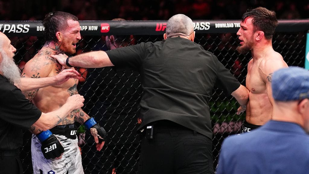 Nikolay Veretennikovin (oik.) tunteet läikkyivät yli, kun hän kärsi tappion Austin Vanderfordille.