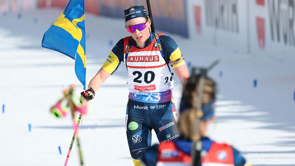 Viimeiseksi jäänyt Hanna Öberg toi Ruotsin lipun maailmanmestaruuden voittaneelle, maalissa odottaneelle siskolleen Elviralle.