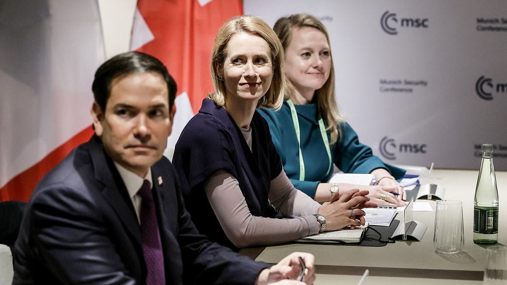 EU:n korkea edustaja Kaja Kallas tapaa Yhdysvaltain ulkoministerin Marco Rubion tiistaina Yhdysvalloissa. Kuvassa Rubio (vas.) ja Kallas (keskellä) Münchenin turvallisuuskonferenssissa 15. helmikuuta.