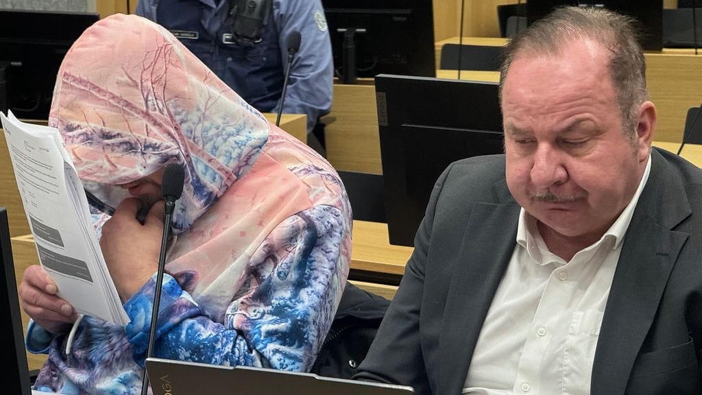 Marko Juhani Backman sai 6 vuoden vankeustuomion. Hänen vieressään istuu asianajaja Kari Eriksson.