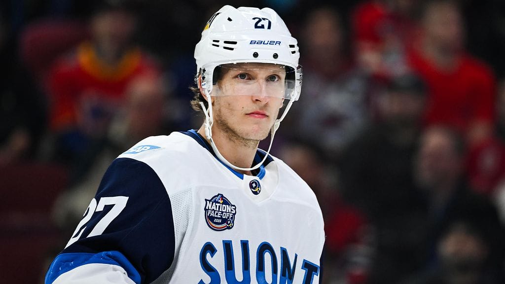 Eetu Luostarinen Leijonien nutussa 4 Nations -turnauksessa.