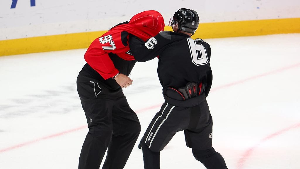 NHL-legenda Jeremy Roenick (vas.) ja tähtilaulaja Justin Bieber ottivat leikkimielisesti yhteen hyväntekeväisyysottelussa.