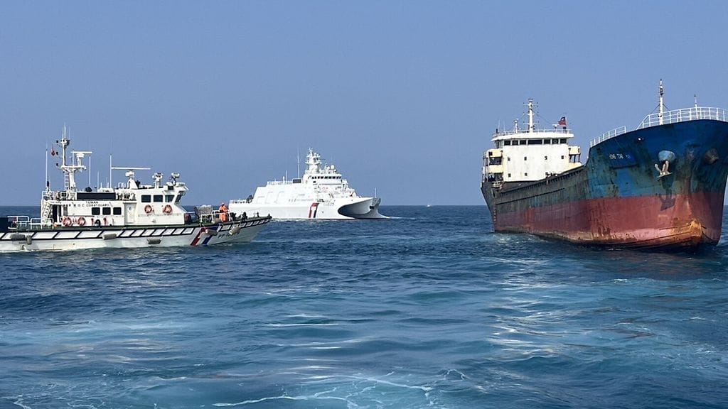 Taiwanin rannikkovartioston alukset pysäyttivät kaapelirikosta epäillyn Hong Tai 58 -rahtialuksen Taiwaninsalmessa.