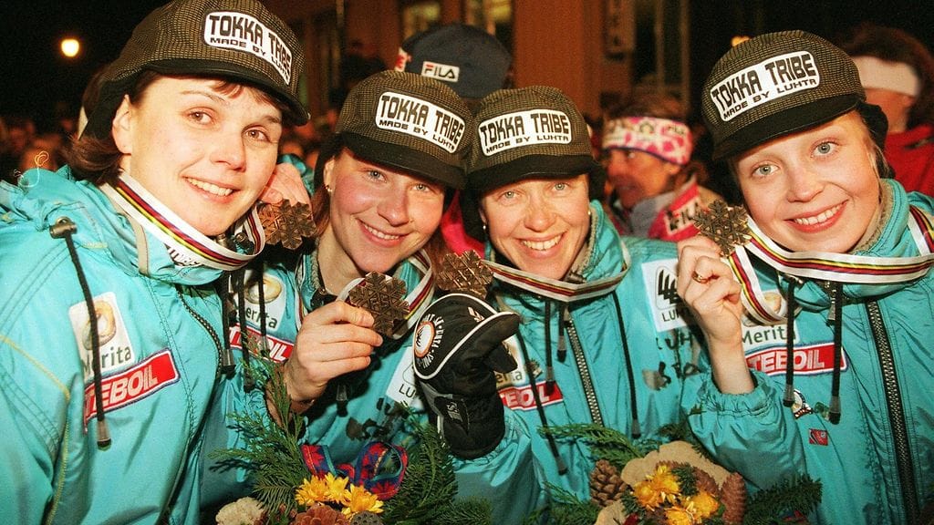 Naisten viestin pronssimitalistit Kati Pulkkinen (vas.), Satu Salonen, Tuulikki Pyykkönen ja Riikka Sirviö palkintojenjaossa Trondheimissa vuonna 1997.