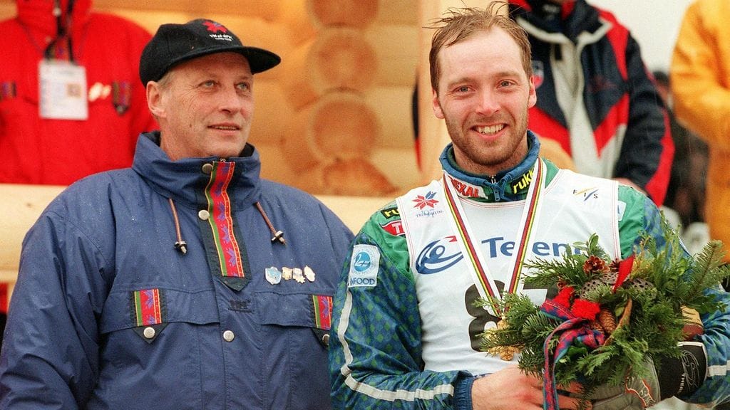 Mika Myllylä (oik.) ja Norjan kuningas Harald 50 kilometrin hiihtokisan palkintojenjaon jälkeen Trondheimissa.