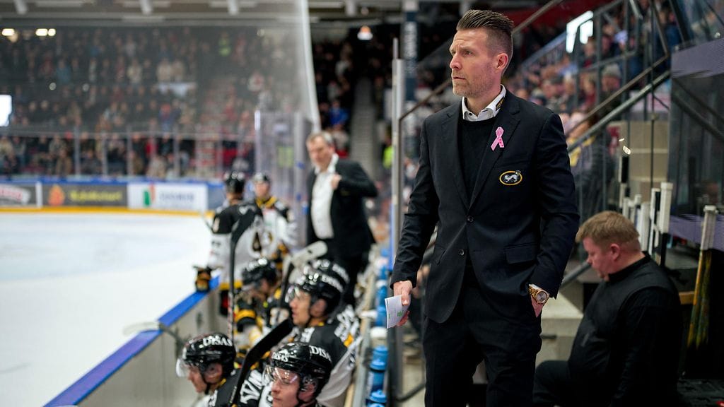 Kärppien päävalmentajan Ville Mäntymaan asemaan kohdistuu epäilyksiä.