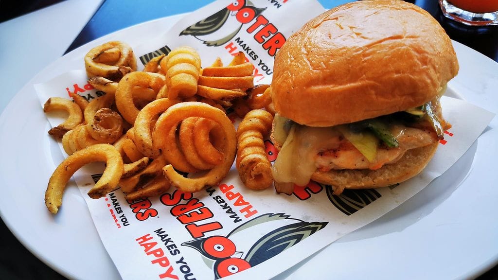 Ruoka-annos Hooters-ravintolassa.