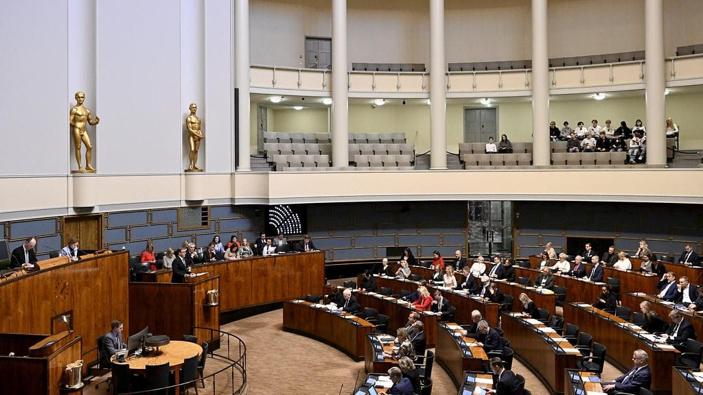 Pääministeri Petteri Orpon mukaan puolustusselonteko on nyt eduskunnan käsissä. Orpo antoi pääministerin ilmoituksen eduskunnan täysistunnossa Helsingissä 12. helmikuuta.