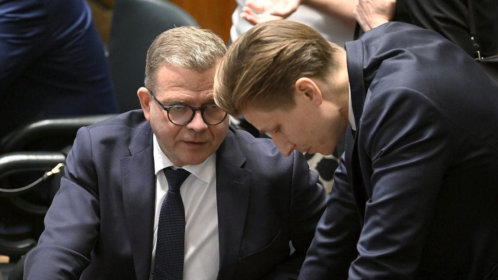 Orpo ei ottanut keskiviikkona kantaa siihen, pitäisikö puolustusselonteko kirjoittaa uusiksi. Kuvassa pääministeri ja puolustusministeri Häkkänen kesäkuussa 2024.