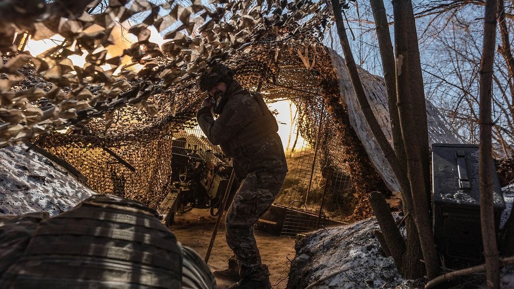 Ukrainalaisia tykistöjoukkoja Donetskissa 26. helmikuuta.