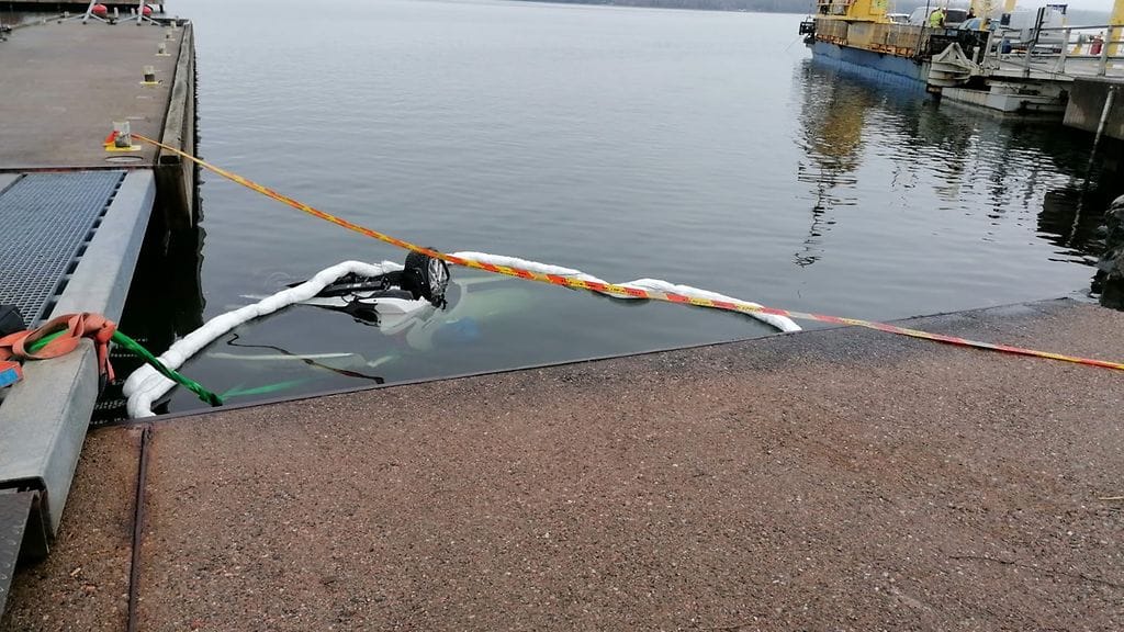 Yksi ajoneuvo oli vahingossa peruuttanut lautan peräramppia päin, jolloin ramppi rikkoutui ja auto päätyi mereen Högsåran edustalla.
