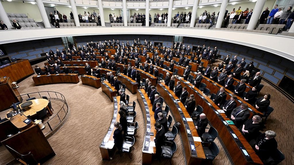 Vielä perjantaina sairastuneita oli tiedossa 90, joista kuusi oli kansanedustajia. Kuvituskuva.