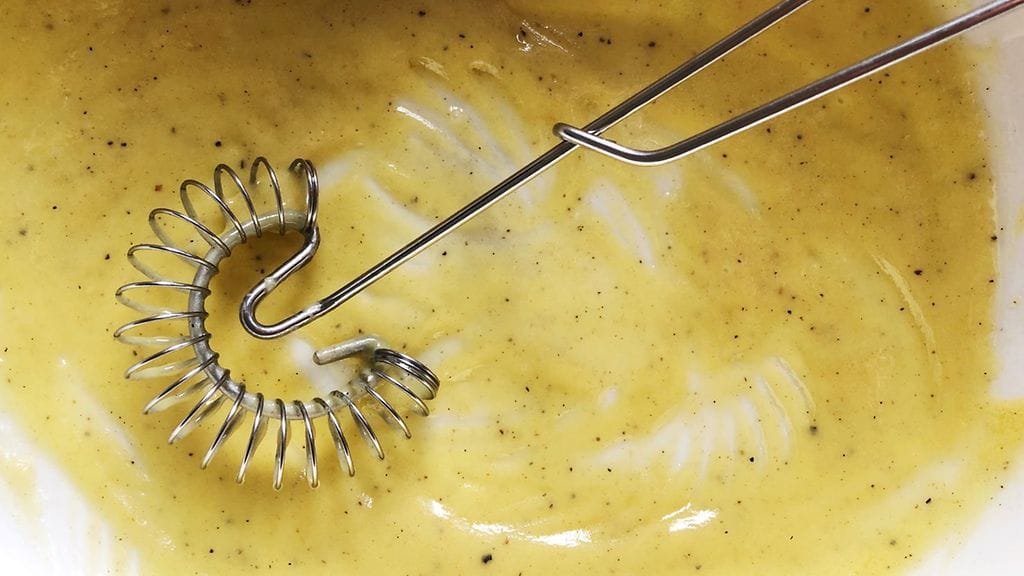 Näin teet itse helposti salaatinkastiketta.