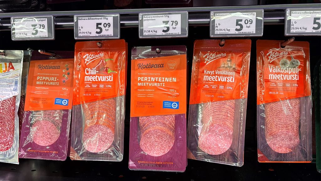 Kuvassa keskellä Kotivaran uusi Perinteinen meetvursti ja vieressä vielä markkinoilta poistuva Kevyt Venäläinen meetvursti.