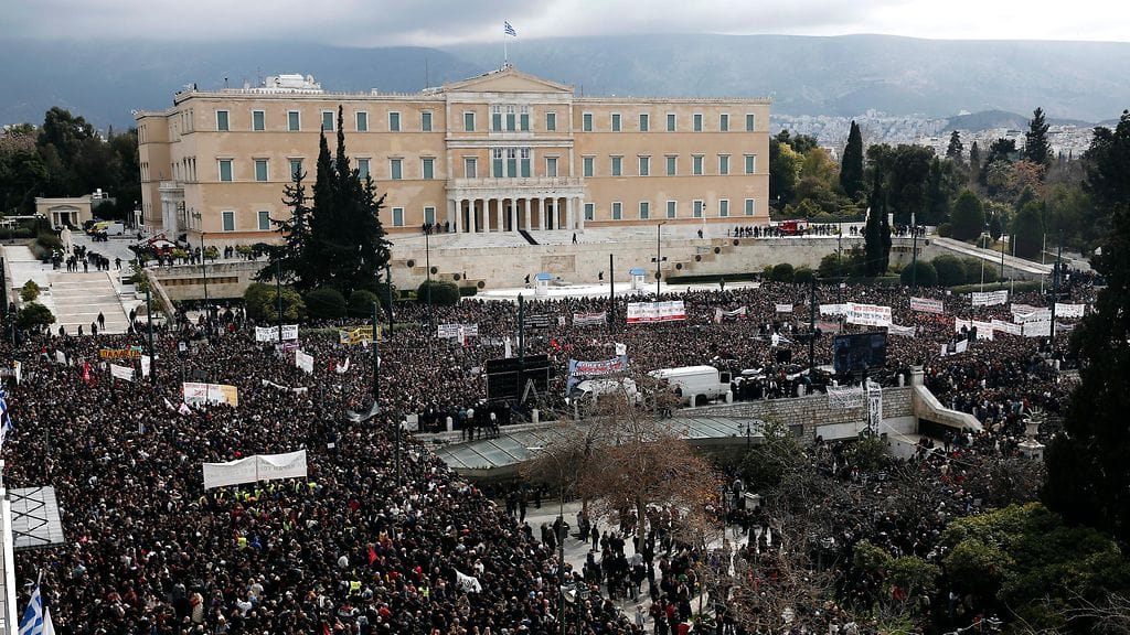 Mielenosoittajat kerääntyivät pääkaupungissa Ateenssa Syntagma-aukiolle, joka sijaitsee maan parlamenttitalon edustalla.