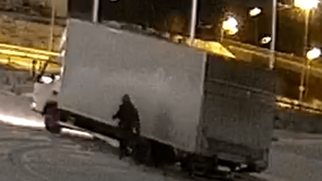 Poliisin julkaisema kuva kuorma-autosta, jonka liikkeistä pyydetään lisätietoja.