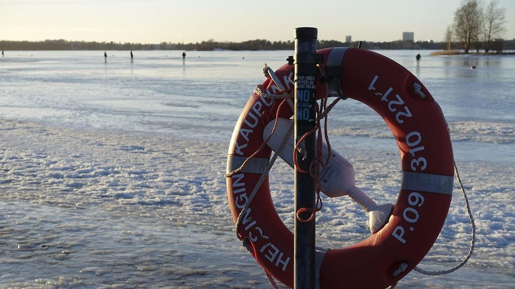 Satakunnan pelastuslaitos kehottaa Porin Reposaaren alueella pilkkijöitä saapumaan heti rantaan jään heikkouden takia. Kuvituskuva Helsingistä tammikuulta 2022.