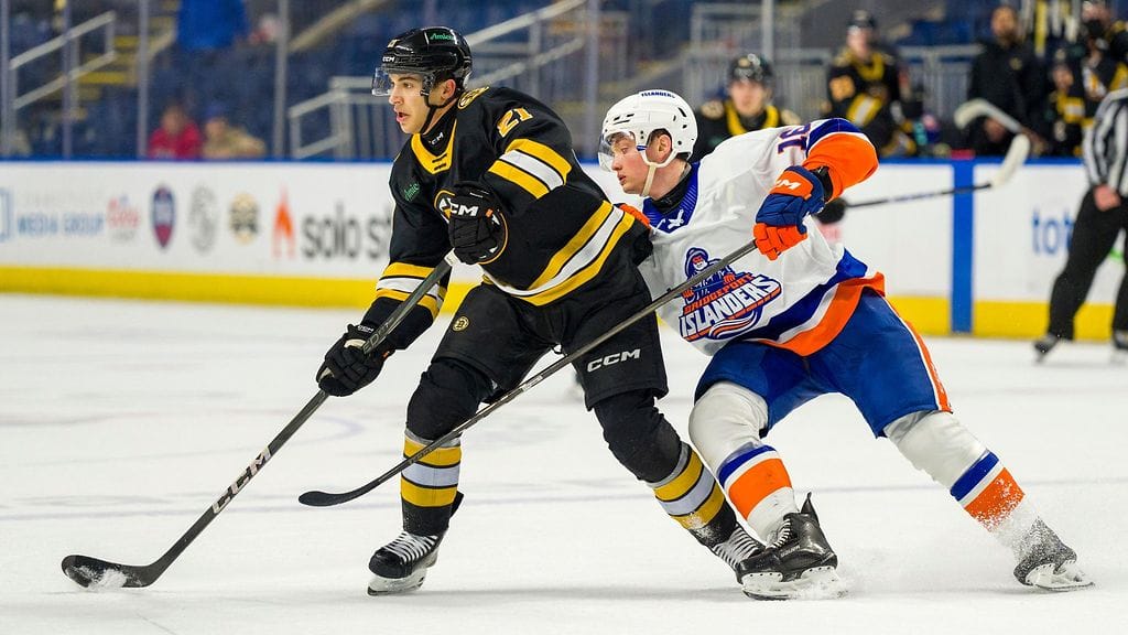 Bostonin Matthew Poitras loukkaantui Islandersia vastaan.