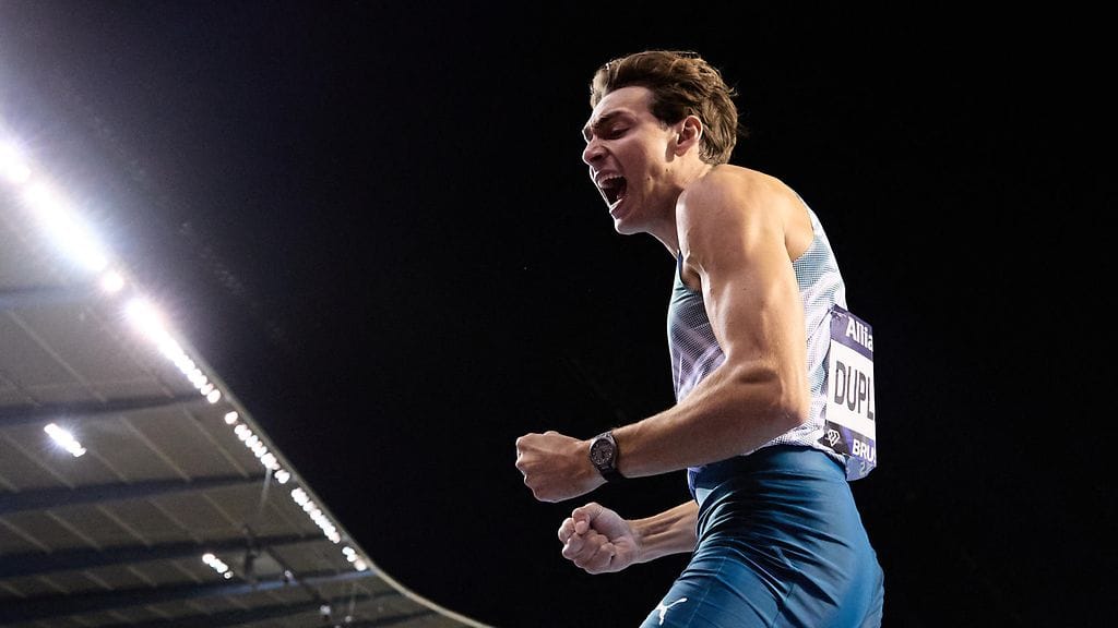 Armand Duplantis hyppäsi ME-korkeuden oman kappaleensa tahtiin.
