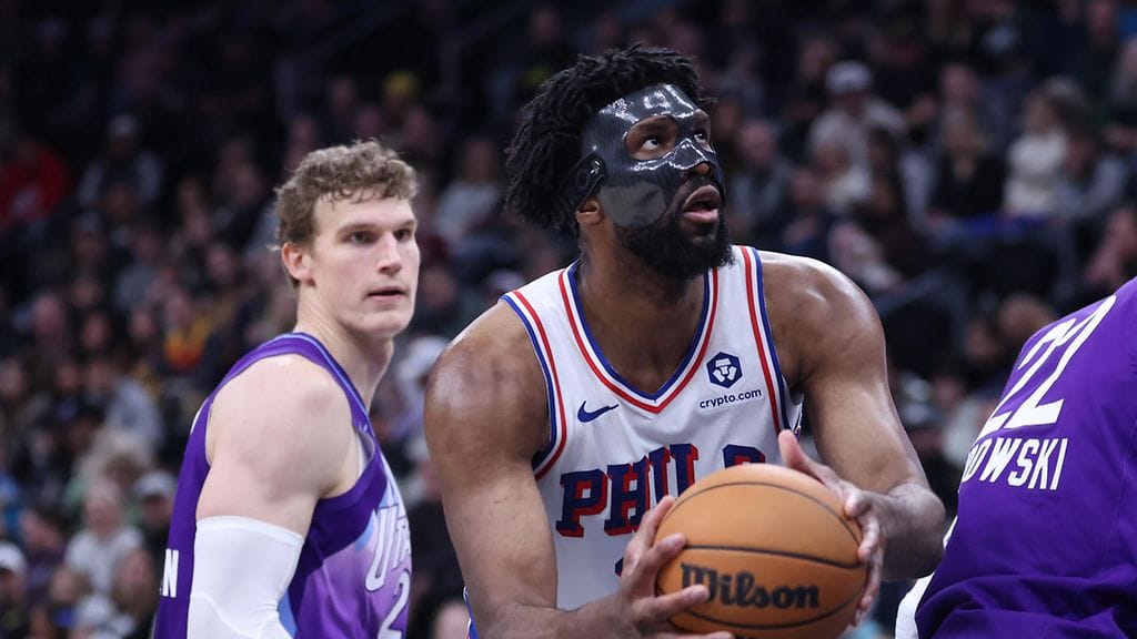 Lauri Markkanen oli sivussa Utahin voittopelistä. Joel Embiidin kausi on puolestaan ohi.