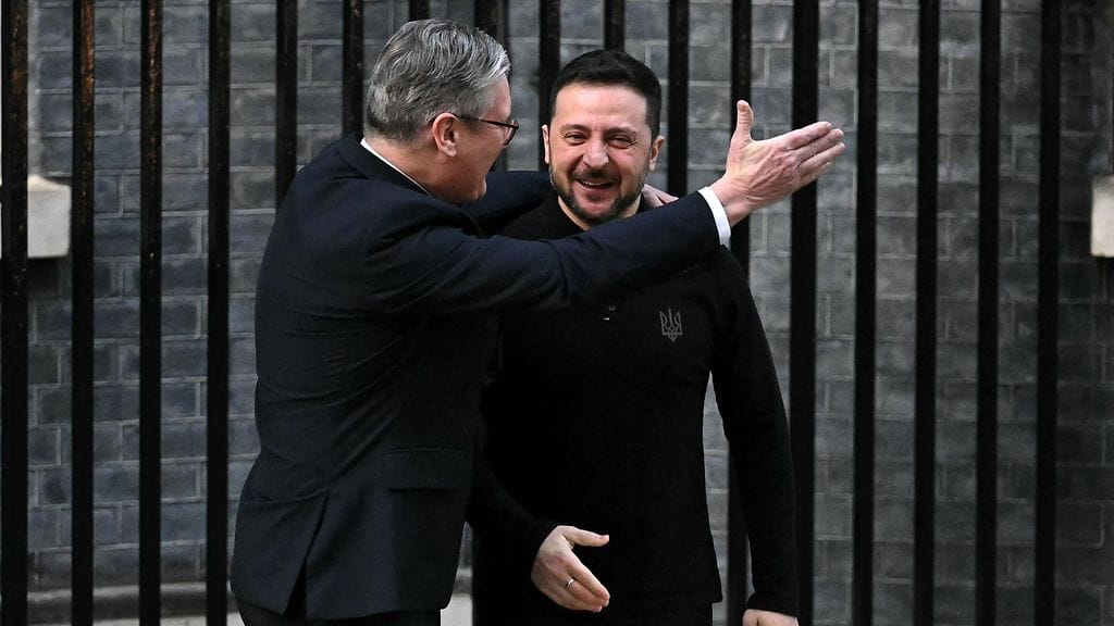 LK 1.3.2025 Hymy oli herkässä, kun Ukrainan presidentti Volodymyr Zelenskyi (oik.) ja Britannian pääministeri Keir Starmer tapasivat Lontoossa 1. maaliskuuta 2025.